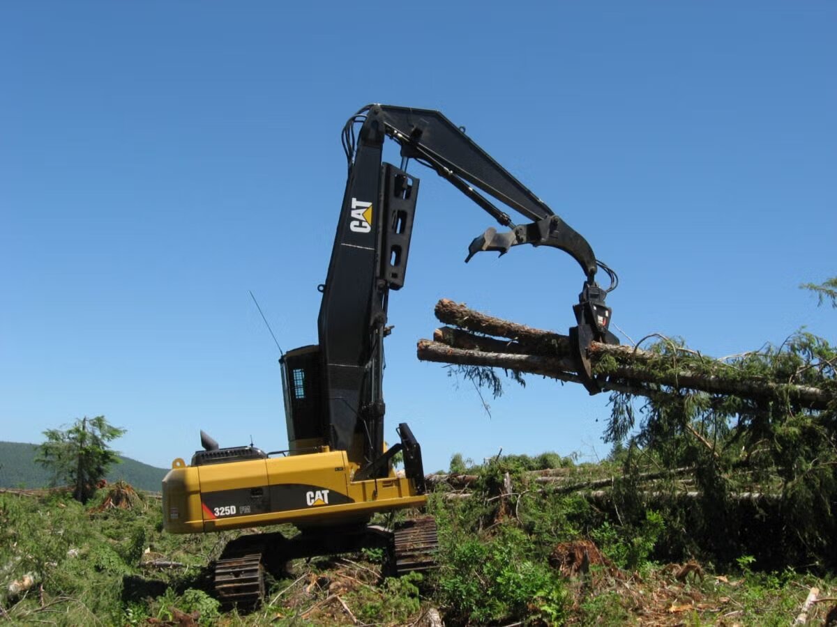 Caterpillar 325 en opération forestière