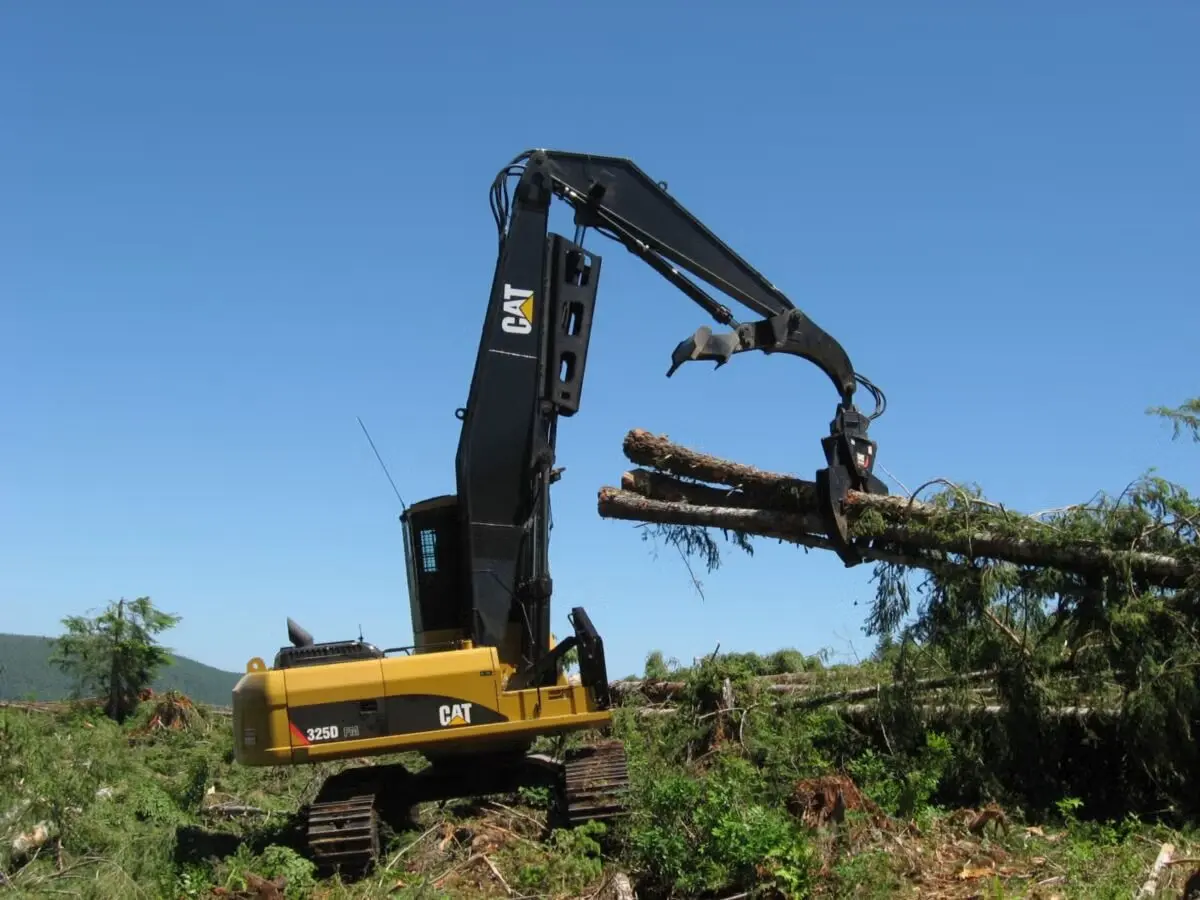 Caterpillar 325 en opération forestière