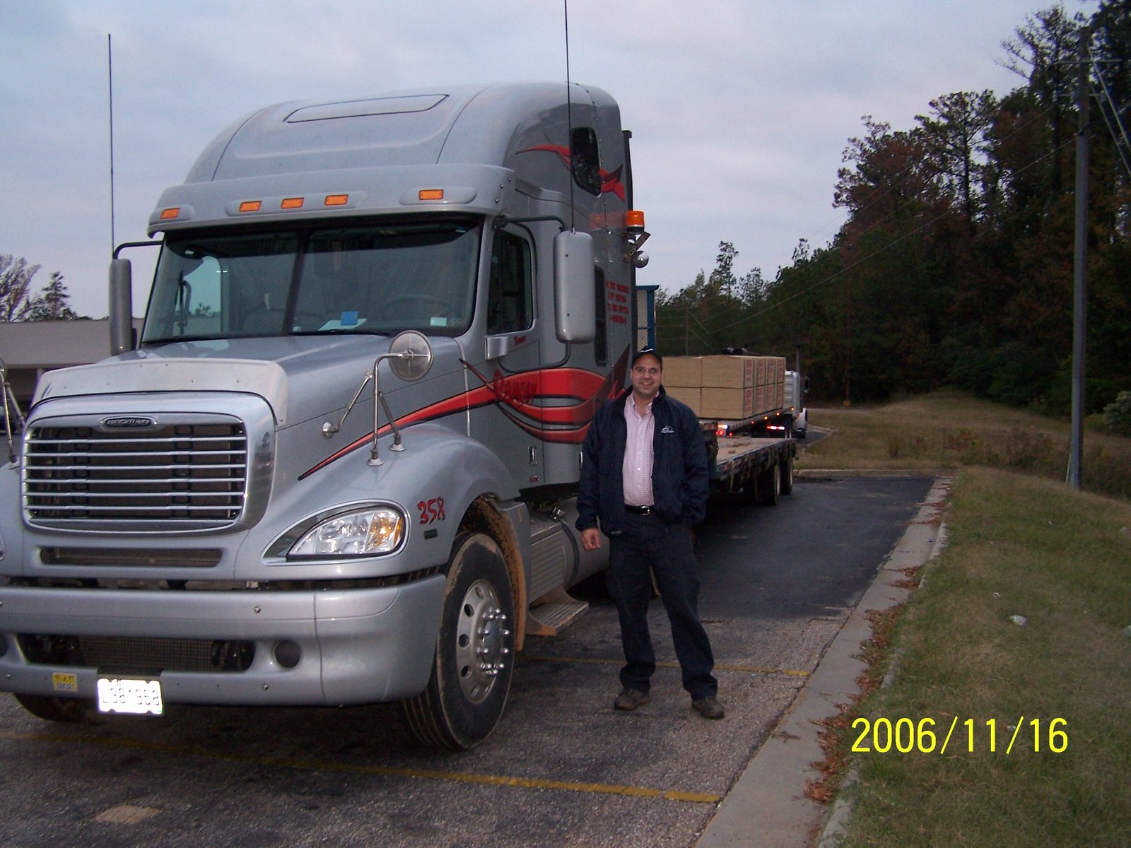 Bruno Ranger devant son Freightliner 358 en 2006 — 1,8 million de km avec AMSOIL
