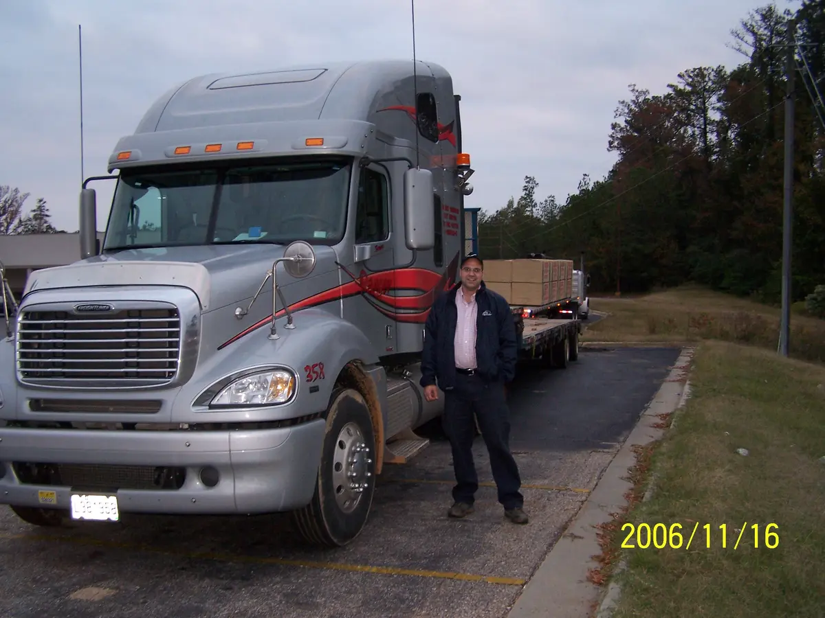 Bruno Ranger devant son Freightliner 358 en 2006 — 1,8 million de km avec AMSOIL