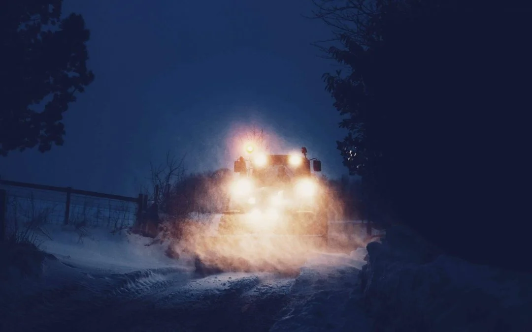 tracteur nuit froid hiver deneigement scaled