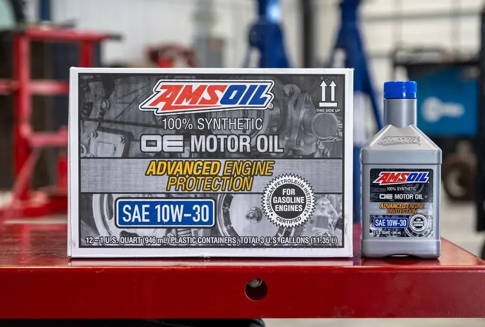 Contenant d.huile AMSOIL affichant les codes SAE 10W-30, 100% synthetique et pour moteurs a essence