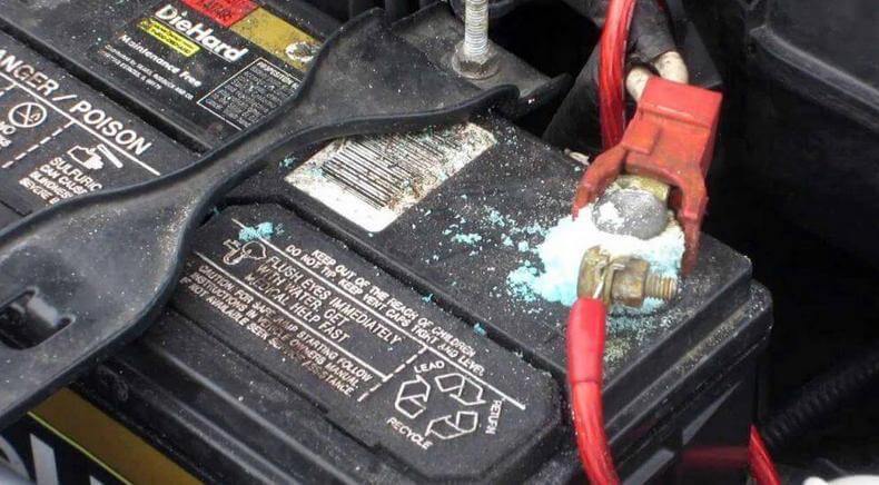 Comment nettoyer la corrosion d’une batterie automobile