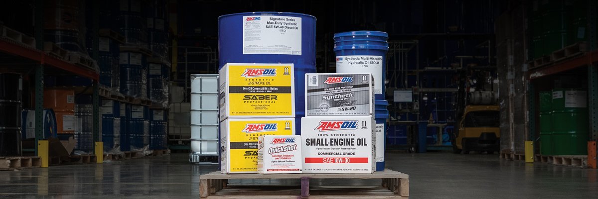 Palette de produits AMSOIL prête pour la livraison — centre de distribution canadien