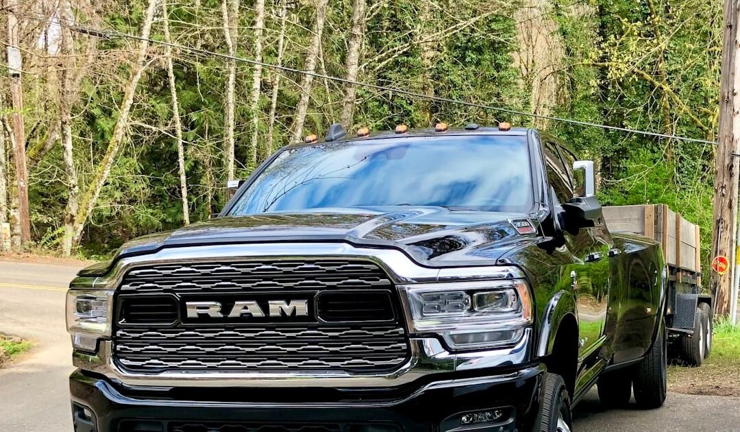 Camion RAM diesel tirant une remorque - flotte commerciale AMSOIL