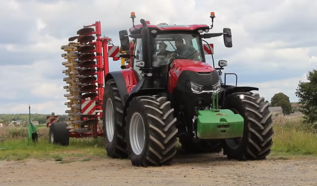 Tracteur Case IH — huile synthétique AMSOIL au Québec