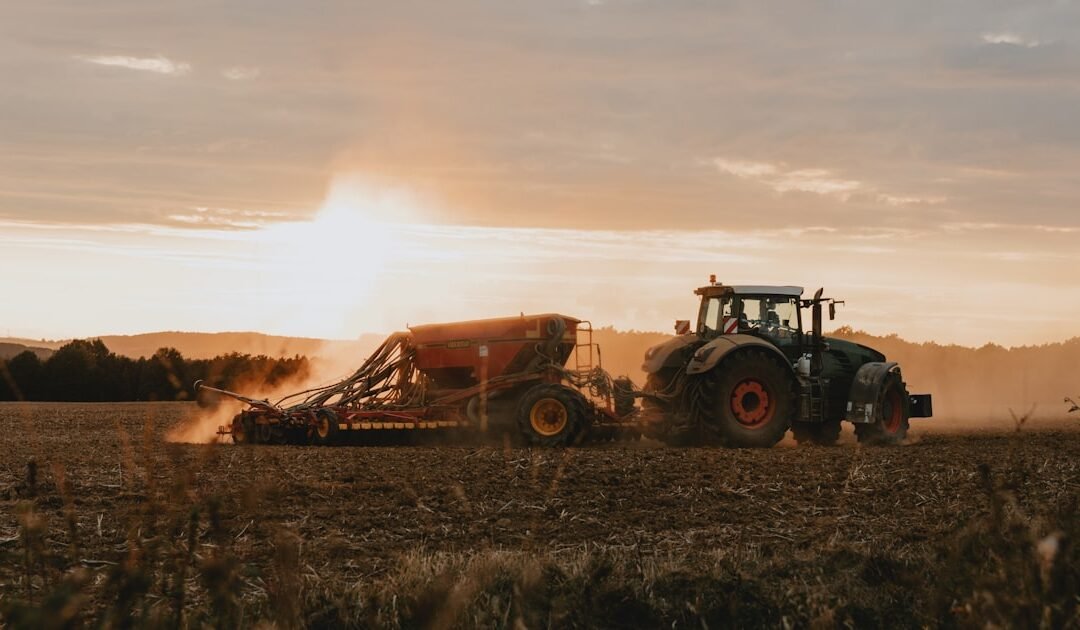 Tracteur agricole avec semoir au champ - huile hydraulique transmission