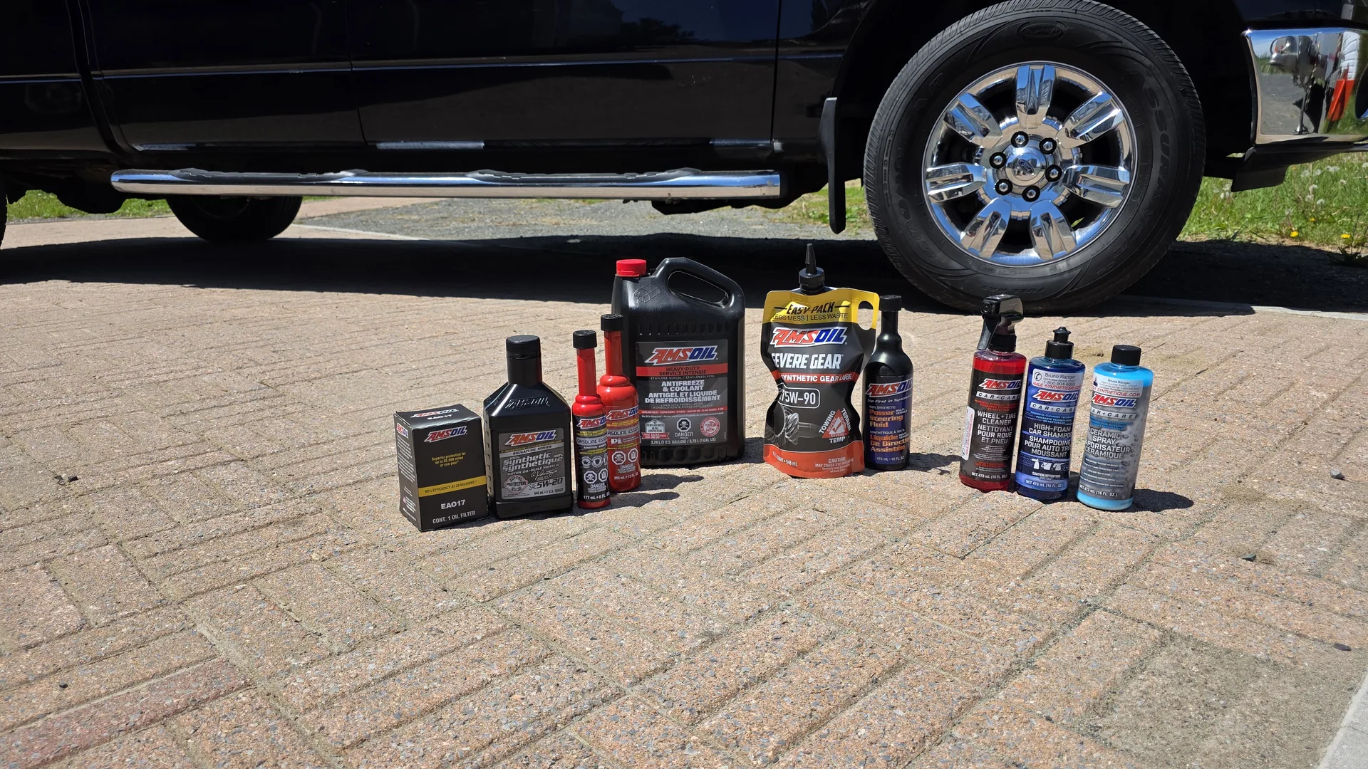 Gamme de produits AMSOIL pour l'entretien d'un camion léger : huile moteur, filtre, antigel, additifs, huile à engrenages et produits d'esthétique