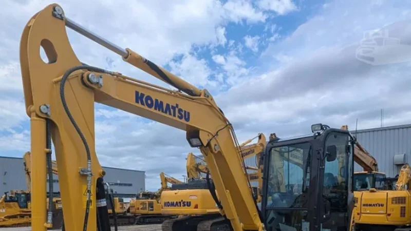 Excavatrice Komatsu — huile hydraulique et moteur AMSOIL