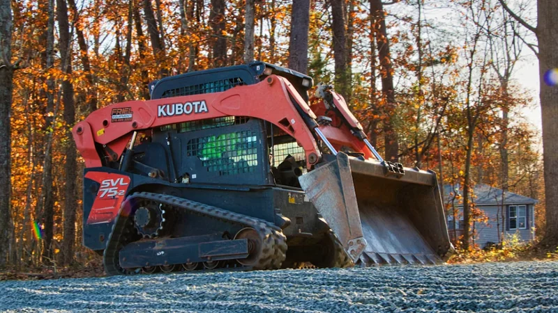 Tracteur compact Kubota série M en chantier — huile et fluides AMSOIL Québec