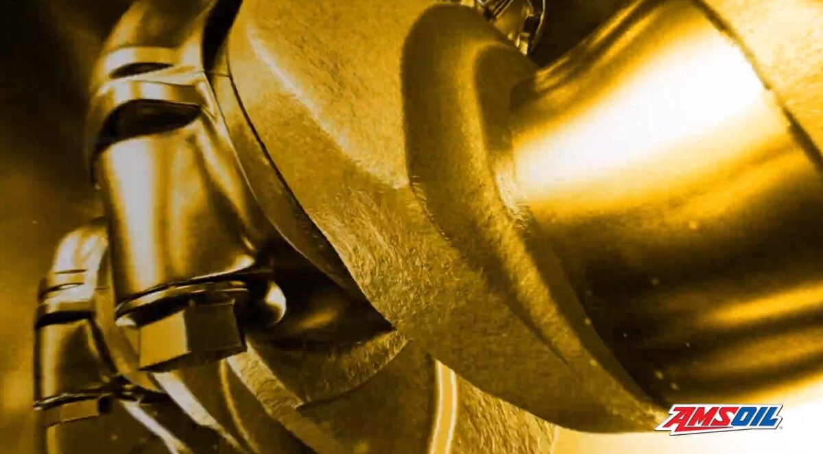 Intérieur de moteur propre protégé par le film d'huile synthétique AMSOIL — additifs détergents et dispersants
