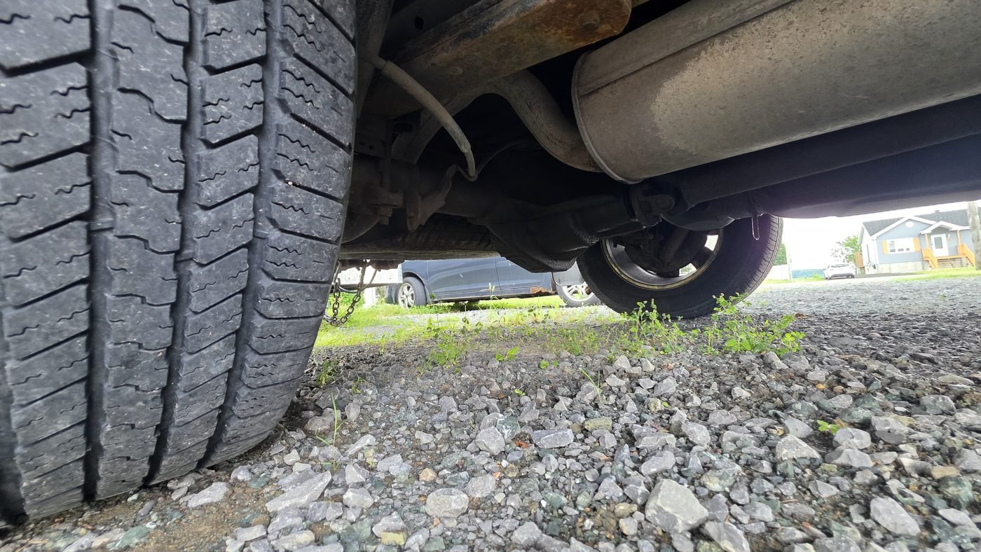 Vue du dessous d'un camion 4×4 : l'essieu arrière, où loge le différentiel, et l'arbre de transmission