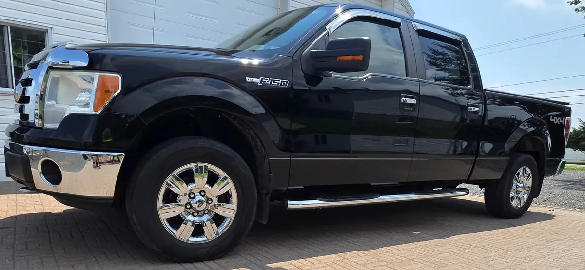 Ford F-150 noire au fini éclatant entretenue avec la gamme Car Care AMSOIL